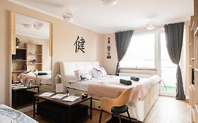 - Zen Haven Luxurious 3-Room Japanese-Themed Apartment With King-Size Beds, Balcony, Bamboo Accents, Entertainment Galore & Private Parking - Near Airport & Train Station -